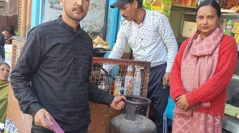 जिलाधिकारी के निर्देशों पर गैस गोदाम, पेट्रोल पंप और दुकानों पर मारे छापे, 127 प्रतिष्ठानों की जांच