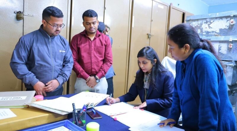 जिलाधिकारी ने कोषागार में किया डबल लॉक कक्ष, अभिलेख, स्टॉक तथा मरम्मत कार्यों का निरीक्षण