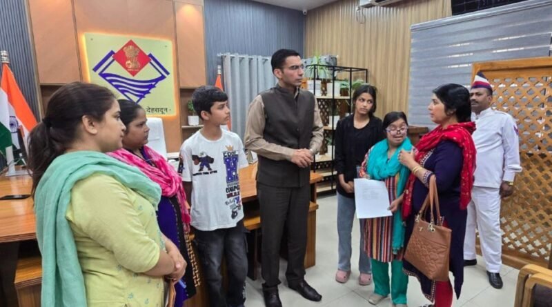 दो जरूरतमंद महिलाओं को सीएसआर फंड से मिली एक-एक लाख रुपये की आर्थिक सहायता