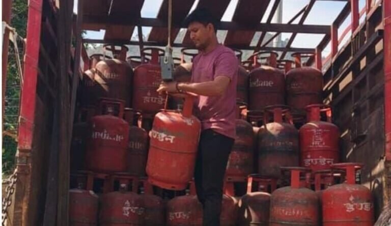 श्रीनगर में गैस सिलेंडरों की कालाबाजारी पर शिकंजा, वितरण वाहन में मिले 9 भरे सिलेंडर