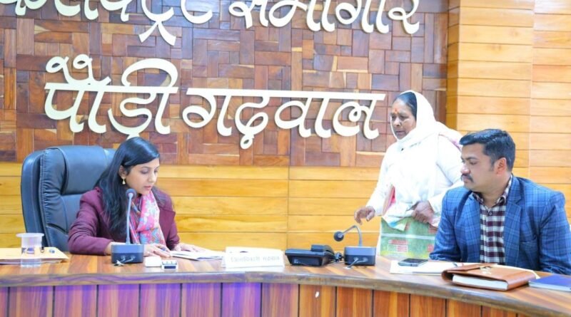 जनता मिलन में डीएम पौड़ी ने सुनीं जनसमस्याएं, कई मामलों का मौके पर समाधान