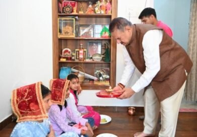 महाअष्टमी पर कैबिनेट मंत्री गणेश जोशी ने किया कन्या पूजन