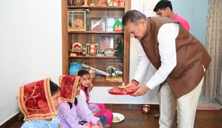 महाअष्टमी पर कैबिनेट मंत्री गणेश जोशी ने किया कन्या पूजन