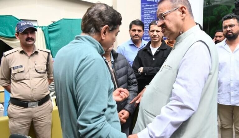 रिटायर्ड ब्रिगेडियर मृतक मुकेश जोशी के परिजनों से मिले कैबिनेट मंत्री गणेश जोशी