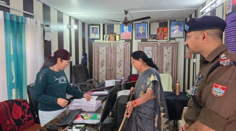 महिला आयोग की अध्यक्ष कुसुम कंडवाल ने महिला हेल्प डेस्क एवं साइबर सेल का किया औचक निरीक्षण