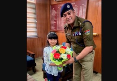 देहरादून एसएसपी से मिलने पहुंची नन्ही बच्ची, फूल देकर जताया पुलिस के प्रति सम्मान