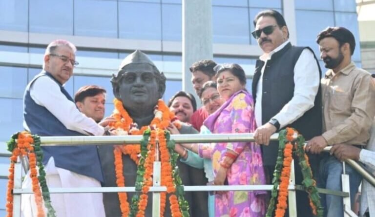 कैबिनेट मंत्री गणेश जोशी ने हेमवती नंदन बहुगुणा की प्रतिमा पर माल्यार्पण कर दी उन्हें श्रद्धांजलि 