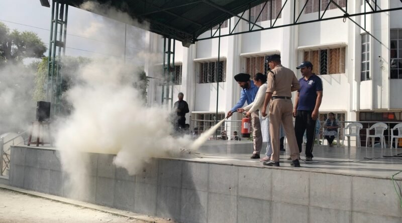 अग्नि सुरक्षा सप्ताह के अंतर्गत एन.डी.एस. में बच्चों को दिया गया अग्नि सुरक्षा संदेश