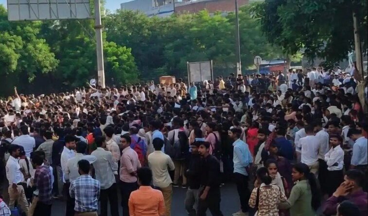 नोएडा में कर्मचारियों का हिंसक प्रदर्शन, गाड़ियों में की तोड़फोड़