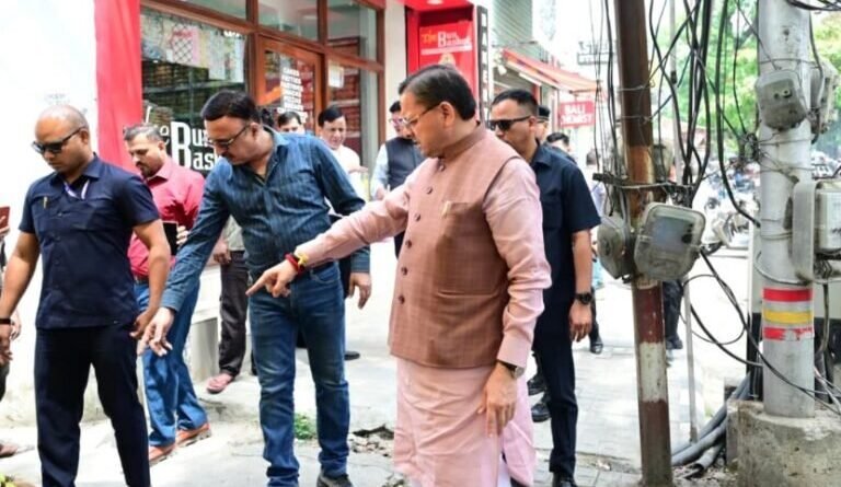 जन शिकायत की पड़ताल करने मौके पर पहुंचे सीएम, वीडियो कॉल के जरिए अधिकारियों को दिखाई स्थिति