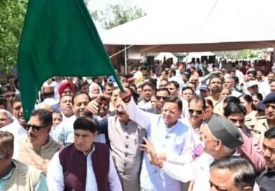 मुख्यमंत्री धामी ने चार धाम जाने वाली बसों को हरी झंडी दिखाकर किया रवाना