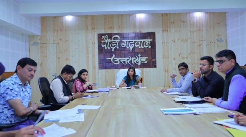 सड़क सुरक्षा में लापरवाही बर्दाश्त नहीं, सभी विभाग समन्वय के साथ करें कार्य- डीएम