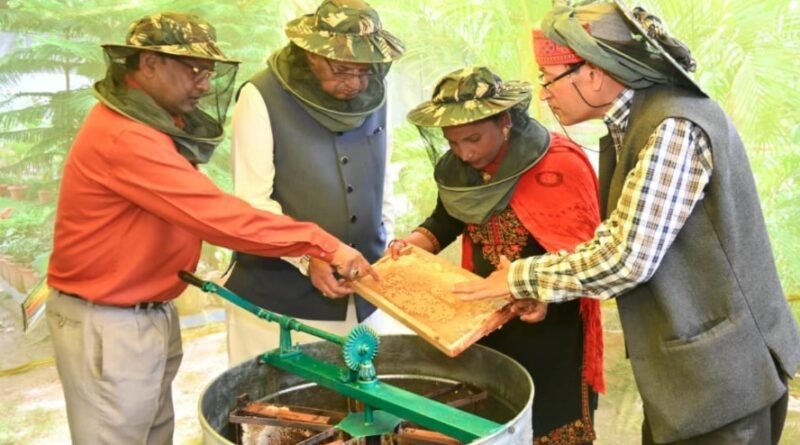 कृषि मंत्री गणेश जोशी ने अपने शासकीय आवास में निकाला शहद