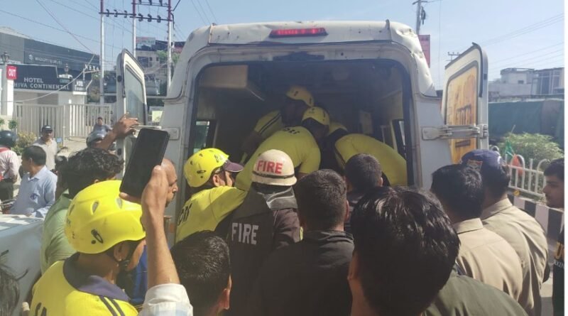 आईएसबीटी क्षेत्र में कार-ट्रक की जोरदार टक्कर, SDRF ने ट्रक में फंसे युवक को निकाला सुकुशल बाहर