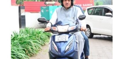 वैश्विक संकट के बीच कृषि मंत्री गणेश जोशी ने दिया ईंधन बचत का संदेश, स्कूटी से पहुंचे कैंप कार्यालय