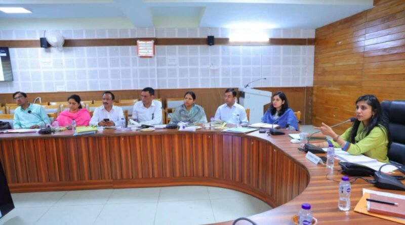 मासिक स्टाफ बैठक में जिलाधिकारी ने राजस्व वसूली से लेकर फार्मर रजिस्ट्री तक दिए कड़े निर्देश