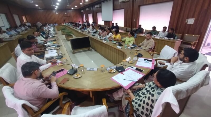 जिला पंचायत बोर्ड की बैठक में ग्रामीण विकास कार्यों की समीक्षा, जनसमस्याओं के समाधान पर जोर
