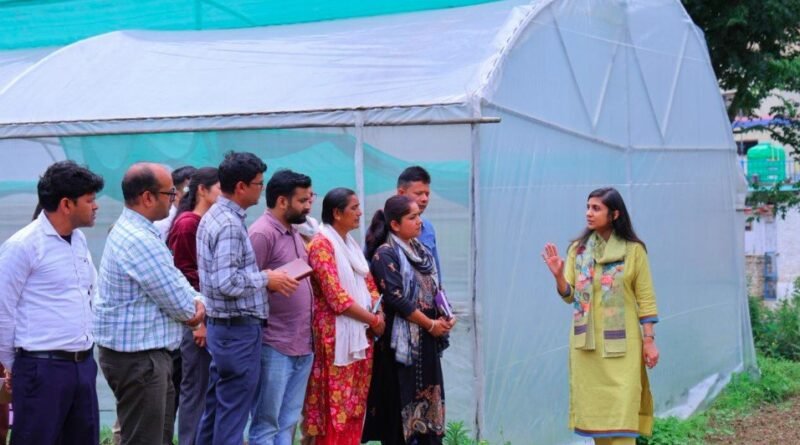 कोट और देवल में फूलों व सब्जियों की खेती से बदलेगी ग्रामीण अर्थव्यवस्था- जिलाधिकारी