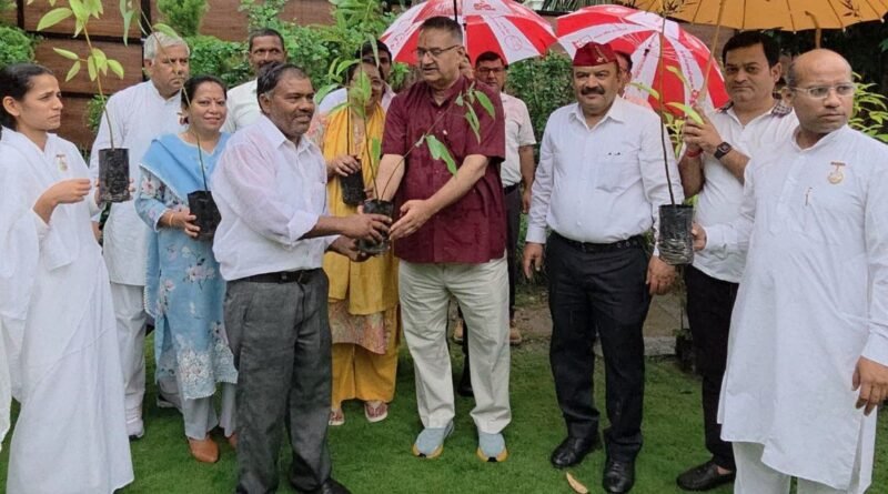 कृषि मंत्री गणेश जोशी ने विश्व पर्यावरण दिवस पर किया पौधारोपण