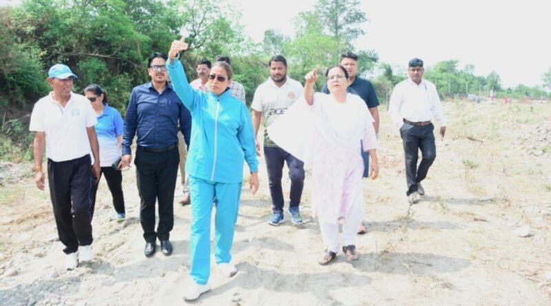 मिट्टी माथे से लगाकर बोली खेल मंत्री- “तीर्थ से कम नहीं खेल विश्वविद्यालय”