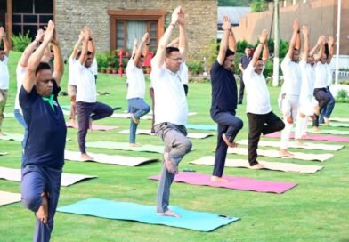 मुख्यमंत्री धामी ने अधिकारियों एवं कर्मचारियों के साथ किया योगाभ्यास
