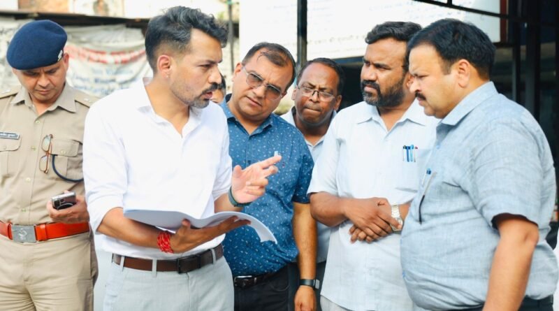 आढ़त बाजार–तहसील चौक सड़क चौड़ीकरण परियोजना का डीएम ने किया निरीक्षण, मुआवजा प्रक्रिया में तेजी के निर्देश