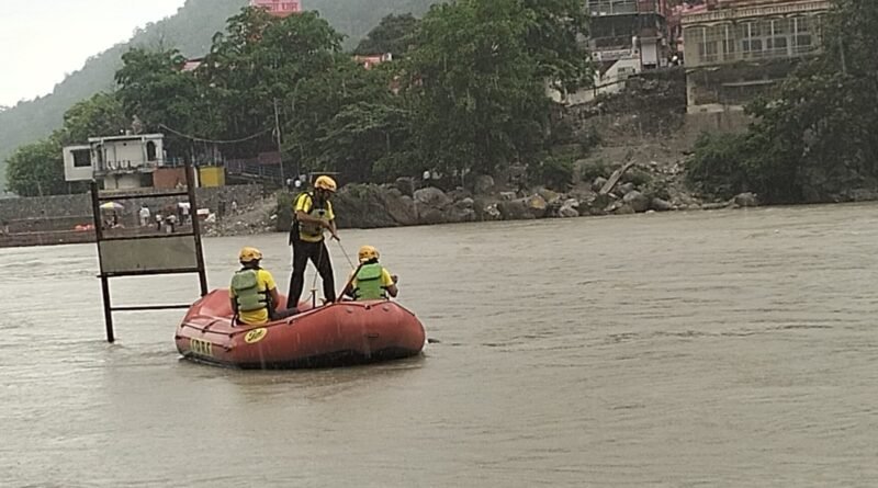 लक्ष्मणझूला क्षेत्र में गंगा नदी में स्नान के दौरान युवक डूबा, SDRF का सर्च अभियान जारी