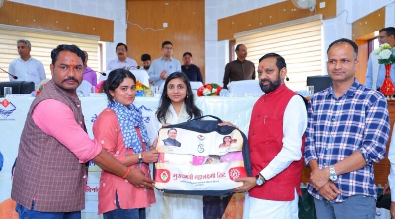 जिलाधिकारी तथा राज्यमंत्री ने जनसेवा शिविर में सुनीं जनसमस्याएं, विभागीय स्टॉलों का किया निरीक्षण, 526 लोगों ने किया प्रतिभाग