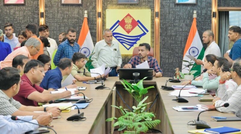 समाधान दिवस में डीएम का सख्त एक्शन, आंचल डेयरी प्रबंधक का रोका वेतन