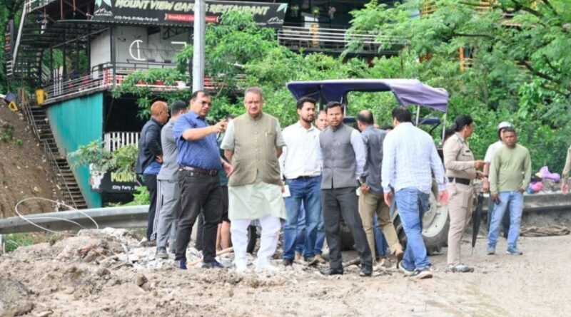 कैबिनेट मंत्री गणेश जोशी ने देहरादून-मसूरी मार्ग के क्षतिग्रस्त मार्ग का किया निरीक्षण