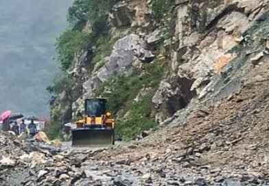 उत्तराखंड में बारिश का कहर, भूस्खलन से बदरीनाथ-गंगोत्री समेत कई नेशनल हाईवे बंद, मैदानी इलाकों में जलभराव