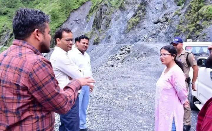 पिंडर घाटी के दुर्गम क्षेत्रों में डीएम अपूर्वा पाण्डे का स्थलीय निरीक्षण, व्यवस्थाओं में सुधार के निर्देश