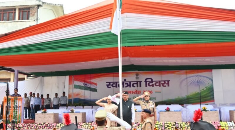 टिहरी में प्रभारी मंत्री गणेश जोशी ने किया ध्वजारोहण, स्वतंत्रता सेनानियों और शहीदों को किया नमन
