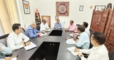 शिक्षा मंत्री डॉ. धन सिंह रावत ने विभागीय अधिकारियों के साथ की समीक्षा बैठक