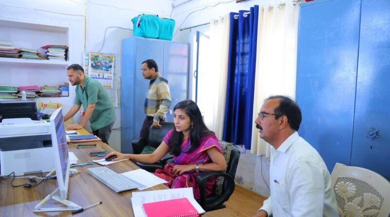 जिलाधिकारी ने निर्वाचन कार्यालय का औचक निरीक्षण कर एसआईआर कार्यों की समीक्षा की