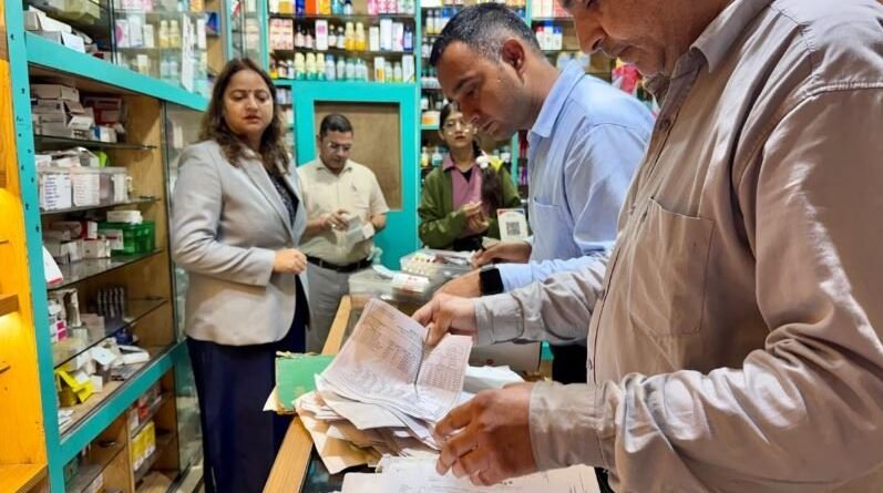 मसूरी में मेडिकल स्टोरों पर संयुक्त औचक निरीक्षण, तीन प्रतिष्ठानों में दवा बिक्री पर रोक