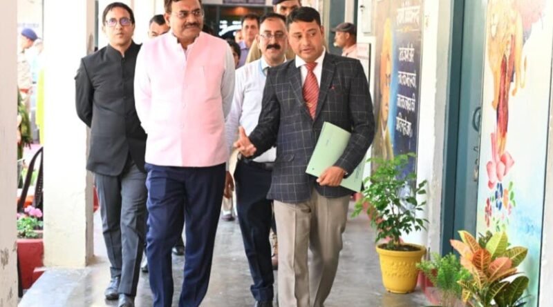 चिन्यालीसौड़ हवाई पट्टी पहुंचे मुख्य सचिव आनंद बर्द्धन, सामरिक और बुनियादी सुविधाओं का लिया जायजा