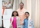 मुख्यमंत्री धामी से मिले नन्हे पर्वतारोही रियांश पंत और प्रिशा रावत