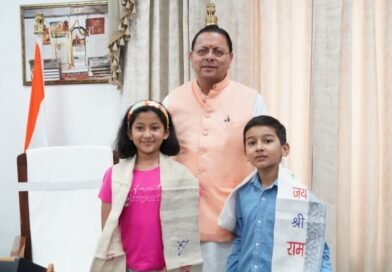 मुख्यमंत्री धामी से मिले नन्हे पर्वतारोही रियांश पंत और प्रिशा रावत