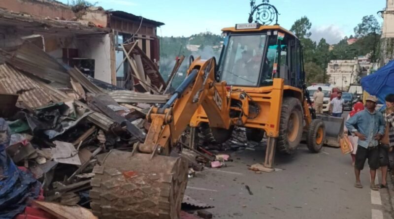 मसूरी के रॉक स्टोन पर चला एमडीडीए का बुलडोजर, अपर माल रोड पर अनाधिकृत निर्माण ध्वस्त