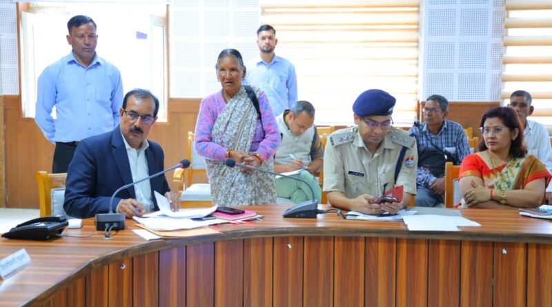 जनता दर्शन में 10 शिकायतों पर सुनवाई, अपर जिलाधिकारी ने दिए त्वरित निस्तारण के निर्देश