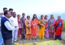 क्रॉप कटिंग प्रयोग में ग्रामीणों के साथ खेत में उतरीं जिलाधिकारी