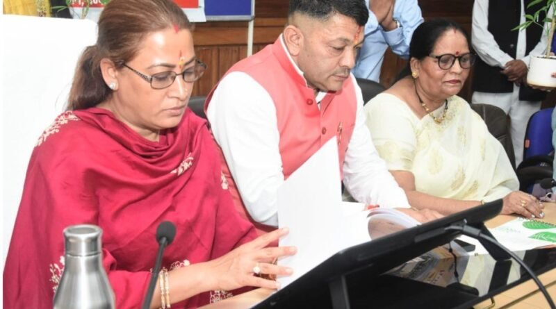 महिलाओं और बच्चों तक योजनाओं का लाभ प्रभावी रूप से पहुंचाना सुनिश्चित करें समस्त अधिकारी- रेखा आर्या