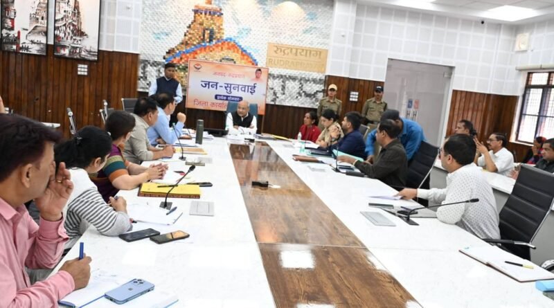 33 समस्याओं में 13 का मौके पर निस्तारण, सीएम हेल्पलाइन के लंबित मामलों की भी समीक्षा