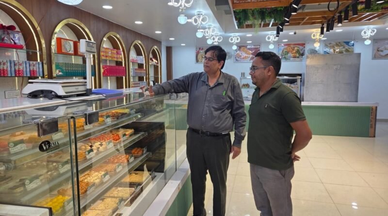आयुक्त विनय शंकर पांडेय के निर्देशों पर FDA की बड़ी कार्रवाई, कोर्ट कैंटीन से ढाबों तक छापेमारी, कई प्रतिष्ठानों को नोटिस