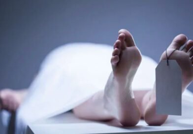 पेड़ गिरने से एक की मौत, दूसरा गंभीर घायल