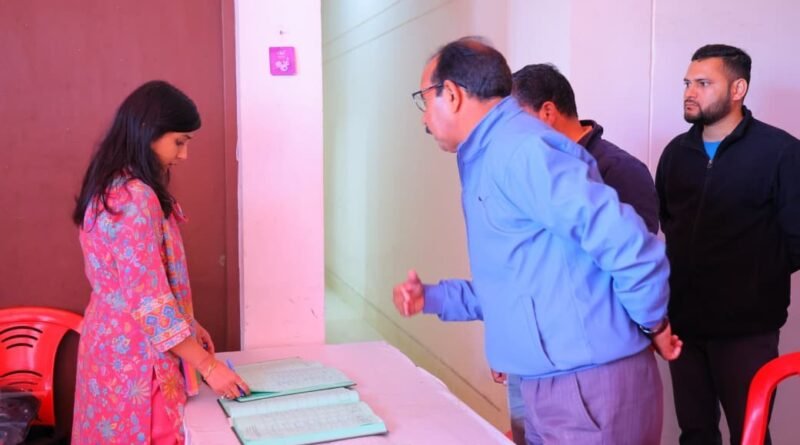 जिलाधिकारी ने छतरीधार स्थित ईवीएम गोदाम में चल रही एफएलसी प्रक्रिया का किया निरीक्षण