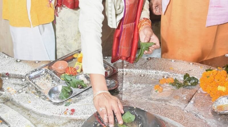 कैबिनेट मंत्री रेखा आर्या ने दुर्गाष्टमी पर मां भगवती और महादेव की कि पूजा-अर्चना,प्रदेश एवं देश की सुख-समृद्धि की कामना की
