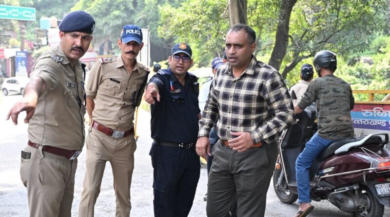 लॉन्ग वीकेंड पर उमड़ी भारी भीड़, कैंची धाम और पहाड़ों की ओर जाने वाले वाहन चालकों के लिए विशेष निर्देश जारी