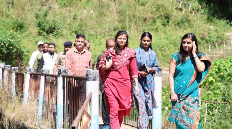 ल्वाली से घीड़ी तक क्षेत्र भ्रमण पर निकली जिलाधिकारी, विकास कार्यों और व्यवस्थाओं का लिया जायजा